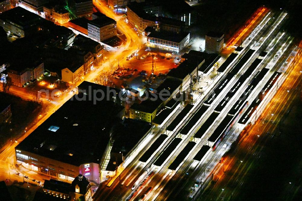 Augsburg at night from the bird perspective: Night lighting construction work for the reconstruction of the station building Central Station of Deutschen Bahn in Augsburg in the state Bavaria, Germany