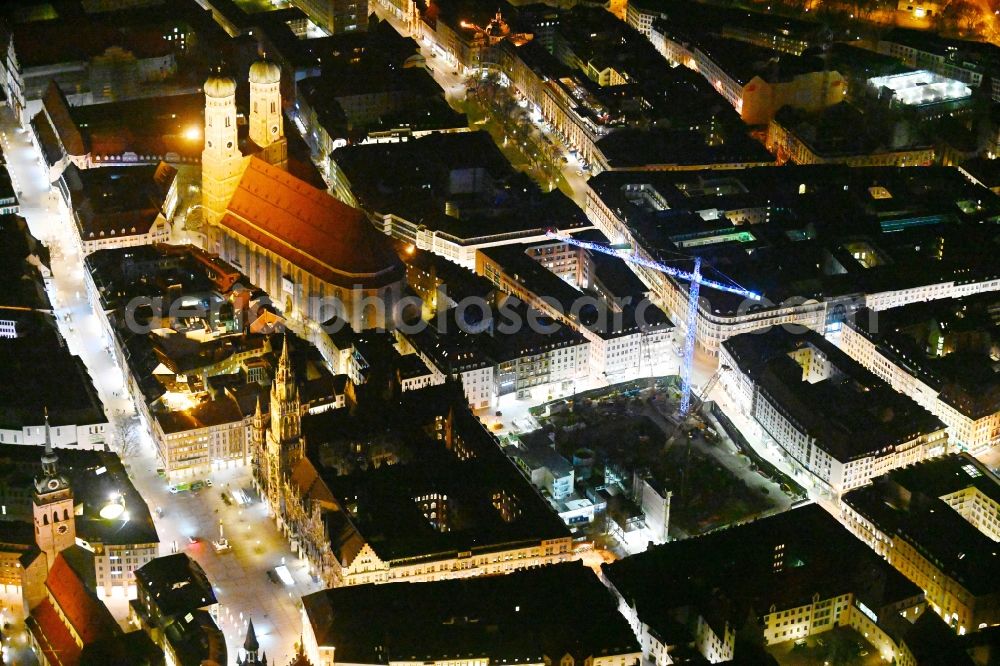 Aerial image at night München - Night lighting construction site with development and earth dumping works for the 2nd main line of the railway at the future S-Bahn stop Marienhof in the district Altstadt - Lehel in Munich in the federal state of Bavaria, Germany