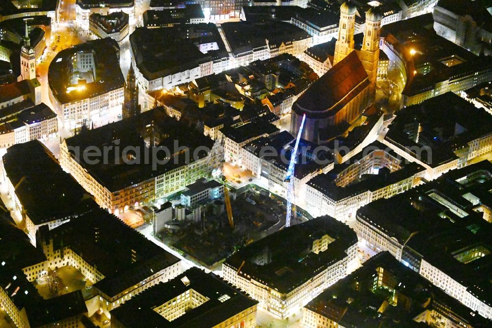 Aerial photograph at night München - Night lighting construction site with development and earth dumping works for the 2nd main line of the railway at the future S-Bahn stop Marienhof in the district Altstadt - Lehel in Munich in the federal state of Bavaria, Germany