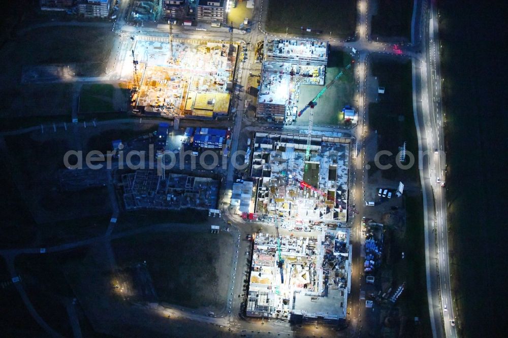 Aerial photograph at night Wolfsburg - Night lighting residential construction site with multi-family housing development- on the Steimker Gaerten in the district Hellwinkel in Wolfsburg in the state Lower Saxony, Germany