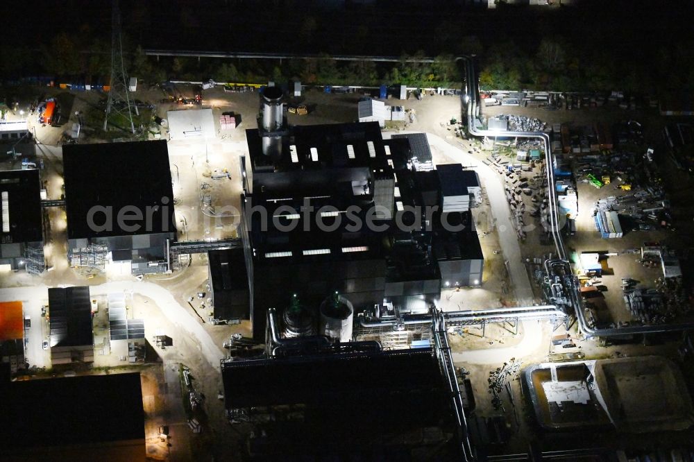 Aerial photograph at night Berlin - Night lighting construction site of power plants and exhaust towers of thermal power station on Rhinstrasse in the district Marzahn in Berlin, Germany