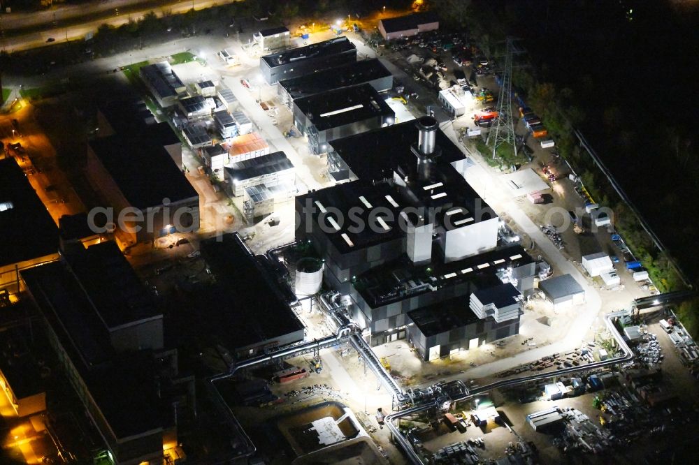 Aerial photograph at night Berlin - Night lighting construction site of power plants and exhaust towers of thermal power station on Rhinstrasse in the district Marzahn in Berlin, Germany