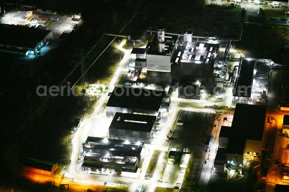 Aerial image at night Berlin - Night lighting construction site of power plants and exhaust towers of thermal power station - Kraft-Waerme-Kopplungsanlage on Rhinstrasse in the district Marzahn in Berlin, Germany