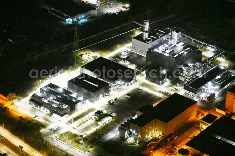 Aerial photograph at night Berlin - Night lighting construction site of power plants and exhaust towers of thermal power station - Kraft-Waerme-Kopplungsanlage on Rhinstrasse in the district Marzahn in Berlin, Germany