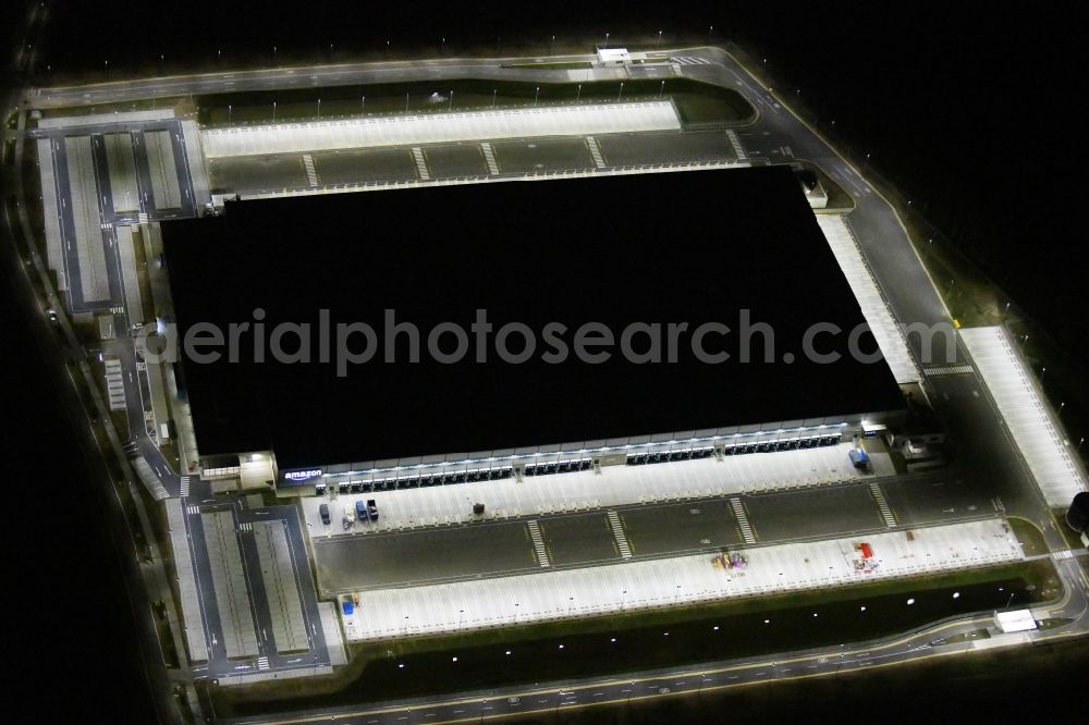 Kiekebusch at night from the bird perspective: Night lighting construction site for the construction of a logistics center of the Achim Walder retailer Amazon in Kiekebusch in the state of Brandenburg, Germany