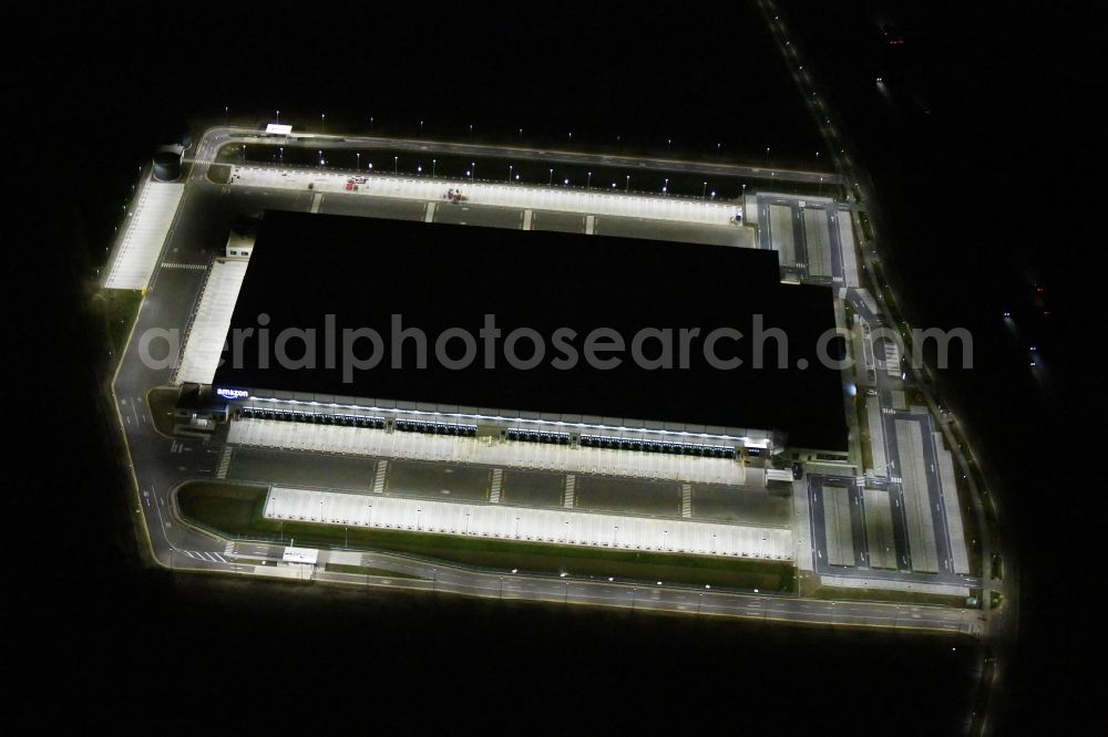 Kiekebusch at night from the bird perspective: Night lighting construction site for the construction of a logistics center of the Achim Walder retailer Amazon in Kiekebusch in the state of Brandenburg, Germany