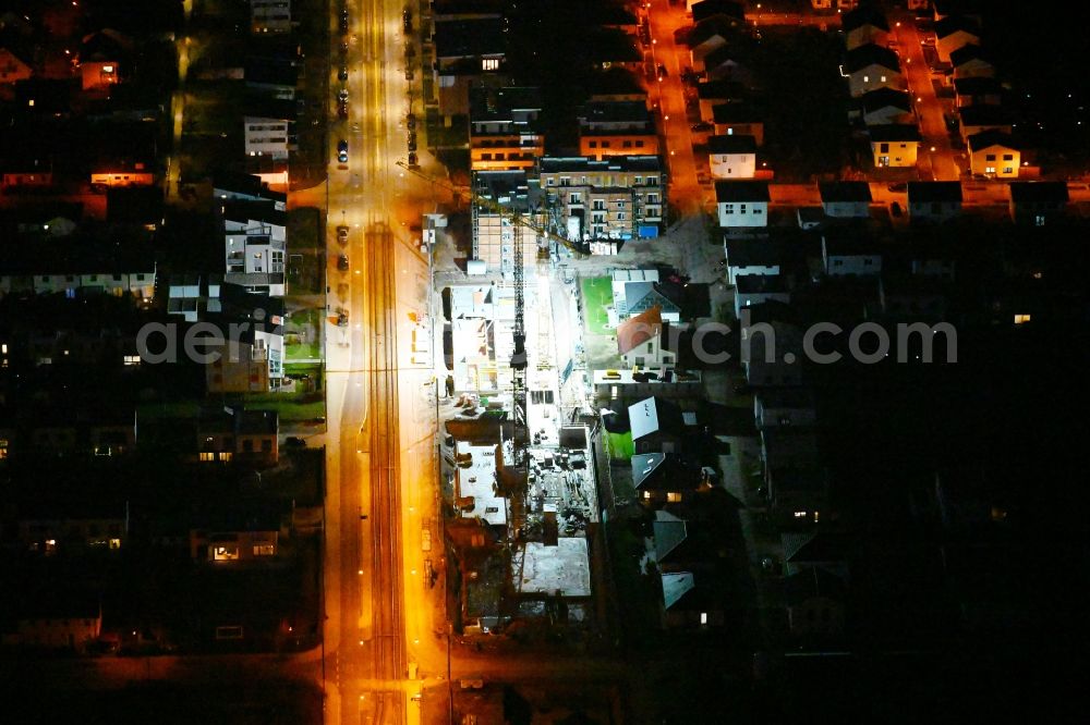 Aerial image at night Erfurt - Night lighting construction site to build a new multi-family residential complex AM RINGELBERG on Walter-Gropius-Strasse in the district Kraempfervorstadt in Erfurt in the state Thuringia, Germany