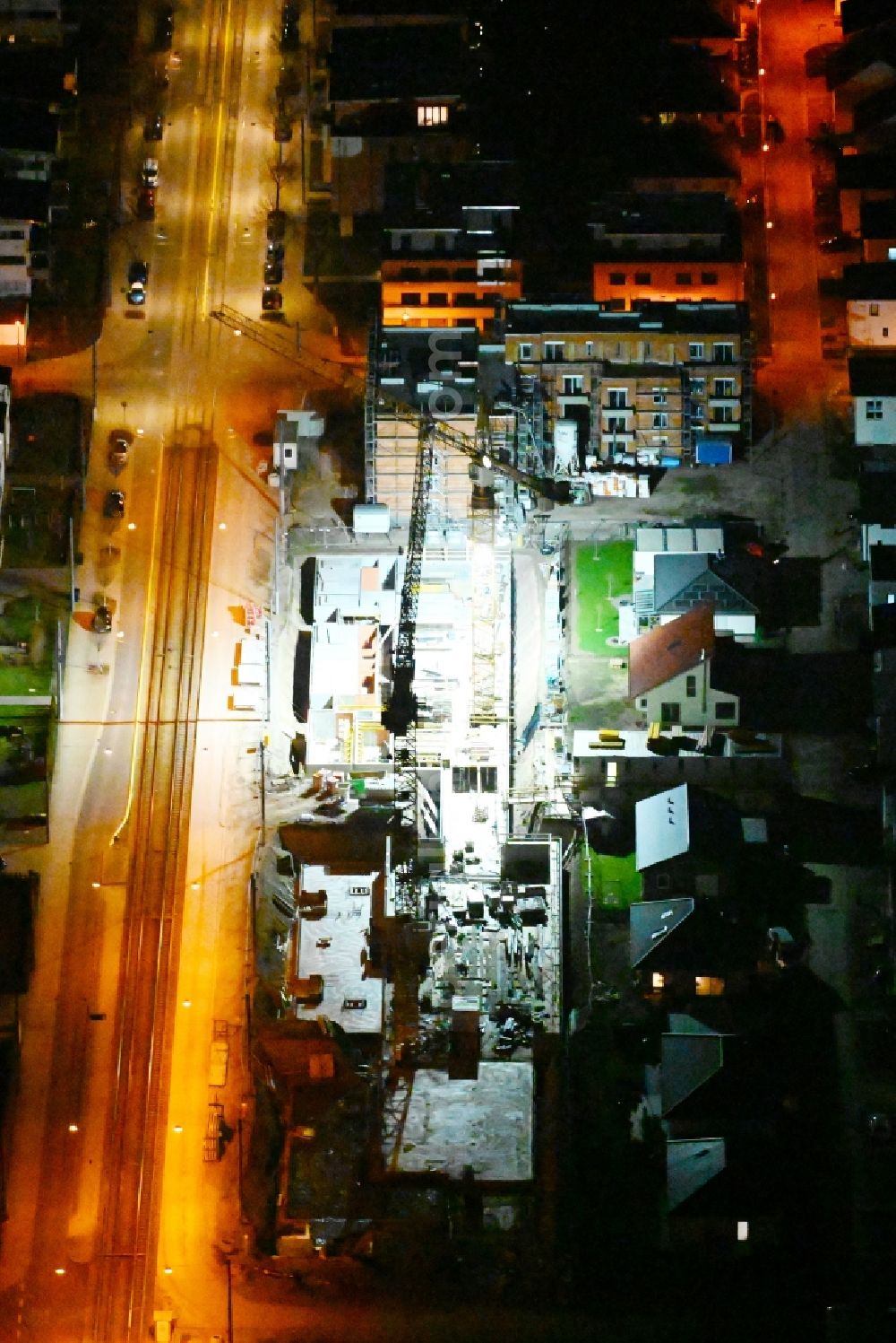 Erfurt at night from above - Night lighting construction site to build a new multi-family residential complex AM RINGELBERG on Walter-Gropius-Strasse in the district Kraempfervorstadt in Erfurt in the state Thuringia, Germany