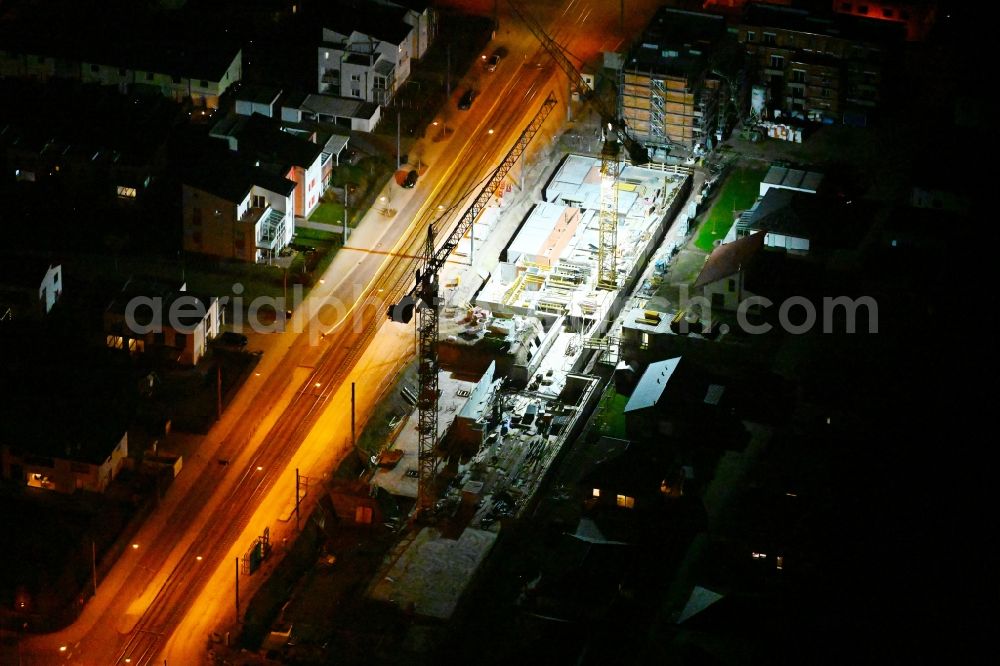 Erfurt at night from the bird perspective: Night lighting construction site to build a new multi-family residential complex AM RINGELBERG on Walter-Gropius-Strasse in the district Kraempfervorstadt in Erfurt in the state Thuringia, Germany
