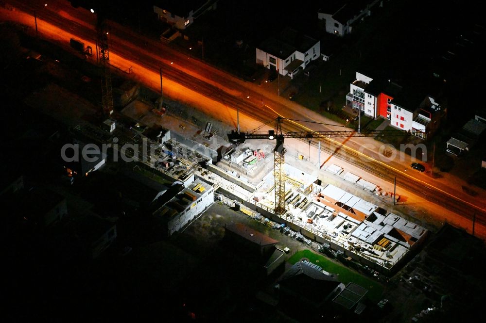 Aerial image at night Erfurt - Night lighting construction site to build a new multi-family residential complex AM RINGELBERG on Walter-Gropius-Strasse in the district Kraempfervorstadt in Erfurt in the state Thuringia, Germany