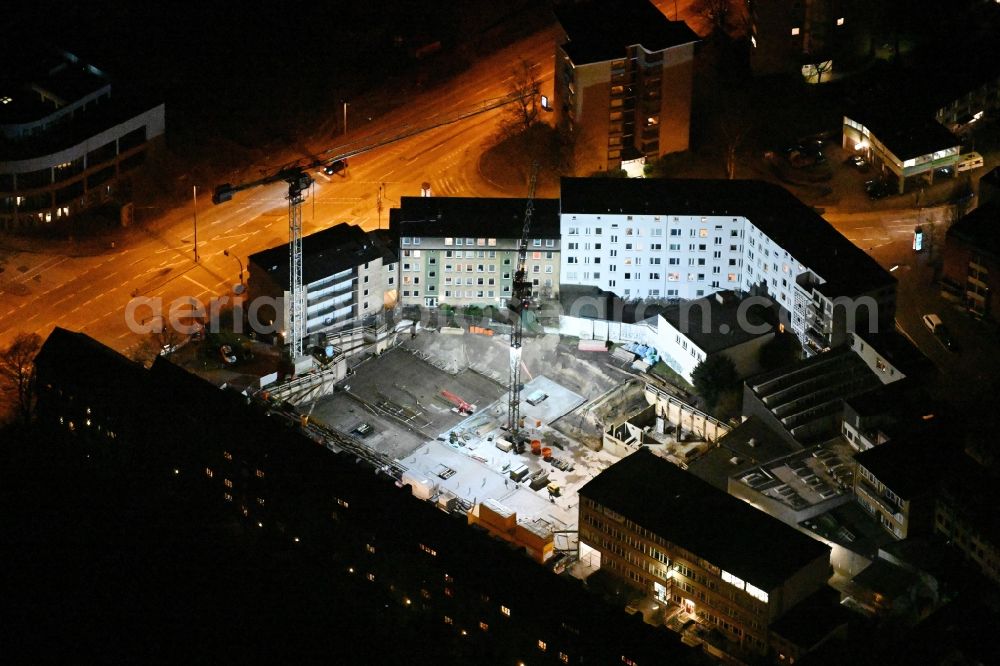 Hamburg at night from the bird perspective: Night lighting construction site to build a new multi-family residential complex of the project Bluecherhoefe on Bluecherstrasse in the district Altona-Altstadt in Hamburg, Germany