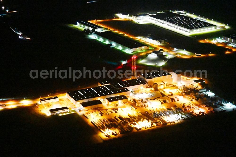 Bernburg (Saale) at night from the bird perspective: Night lighting building Materials and logistics center of Knauf Insulation GmbH in Bernburg (Saale) in the state Saxony-Anhalt, Germany