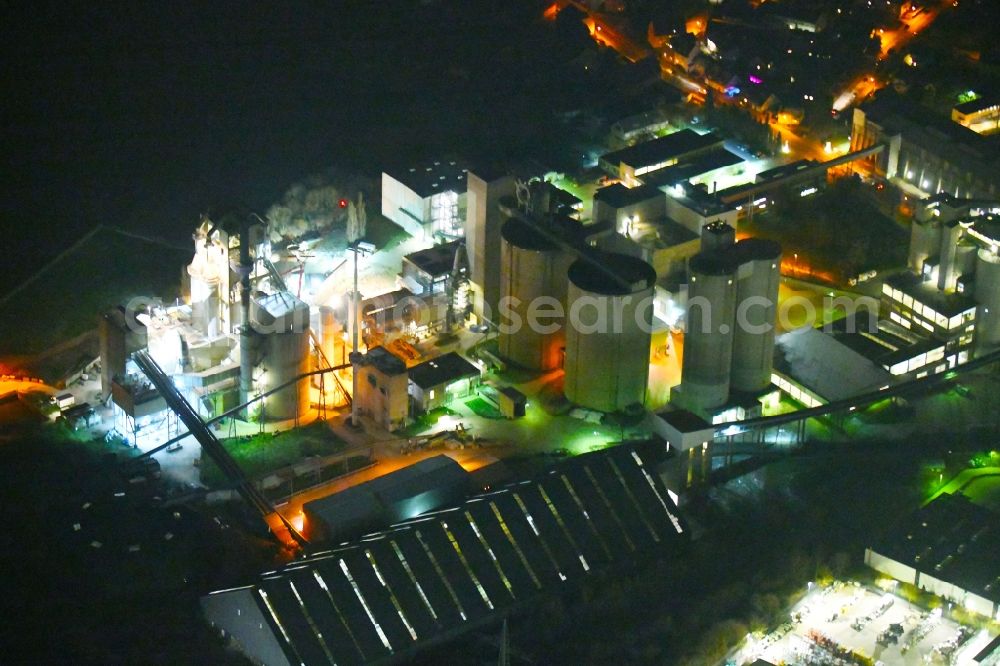 Aerial photograph at night Sehnde - Night lighting Mixed concrete and building materials factory of Holcim (Deutschland) GmbH in the district Hoever in Sehnde in the state Lower Saxony, Germany