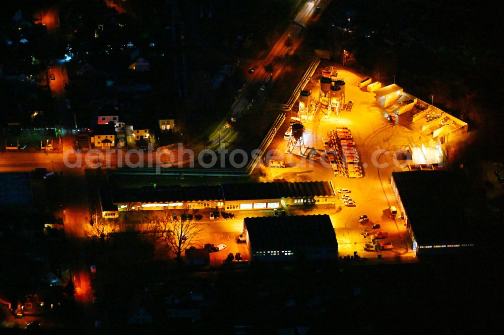 Berlin at night from the bird perspective: Night lighting site of the depot of the of BSR Berliner Stadtreinigung on street Plauener Strasse in the district Hohenschoenhausen in the district Hohenschoenhausen in Berlin, Germany