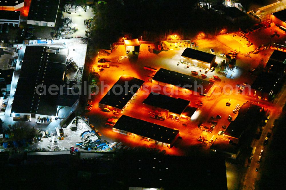 Aerial image at night Berlin - Night lighting grounds of the depot and recycling yard of the BSR Berliner Stadtreinigung on Lengeder Strasse in the district of Reinickendorf in the district Reinickendorf in Berlin, Germany