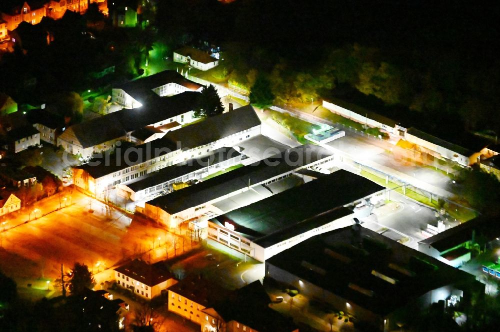 Aerial image at night Ballenstedt - Night lighting building and production halls on the premises of the brewery of Linde Hydraulics GmbH & Co. KG in Ballenstedt in the state Saxony-Anhalt, Germany