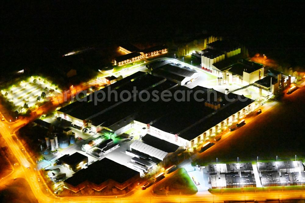 Aerial photograph at night Wernigerode - Night lighting building and production halls on the premises of the brewery Hasseroeder Brauerei GmbH on Auerhahnring in Wernigerode in the state Saxony-Anhalt, Germany