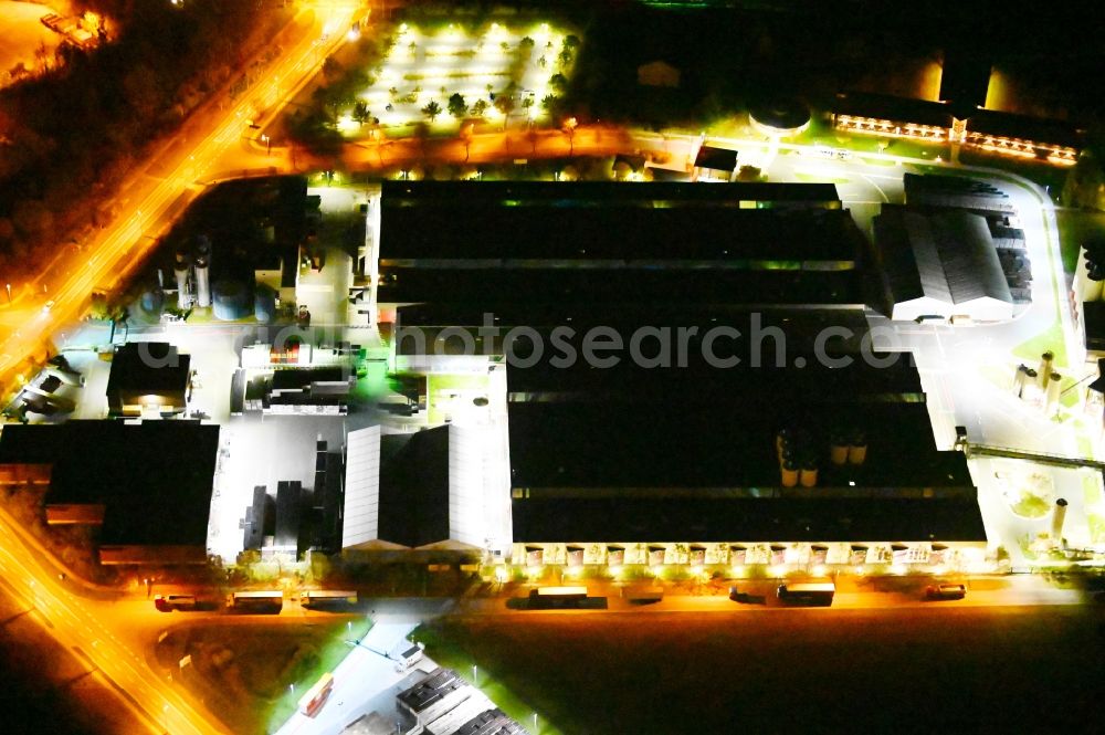 Aerial image at night Wernigerode - Night lighting building and production halls on the premises of the brewery Hasseroeder Brauerei GmbH on Auerhahnring in Wernigerode in the state Saxony-Anhalt, Germany