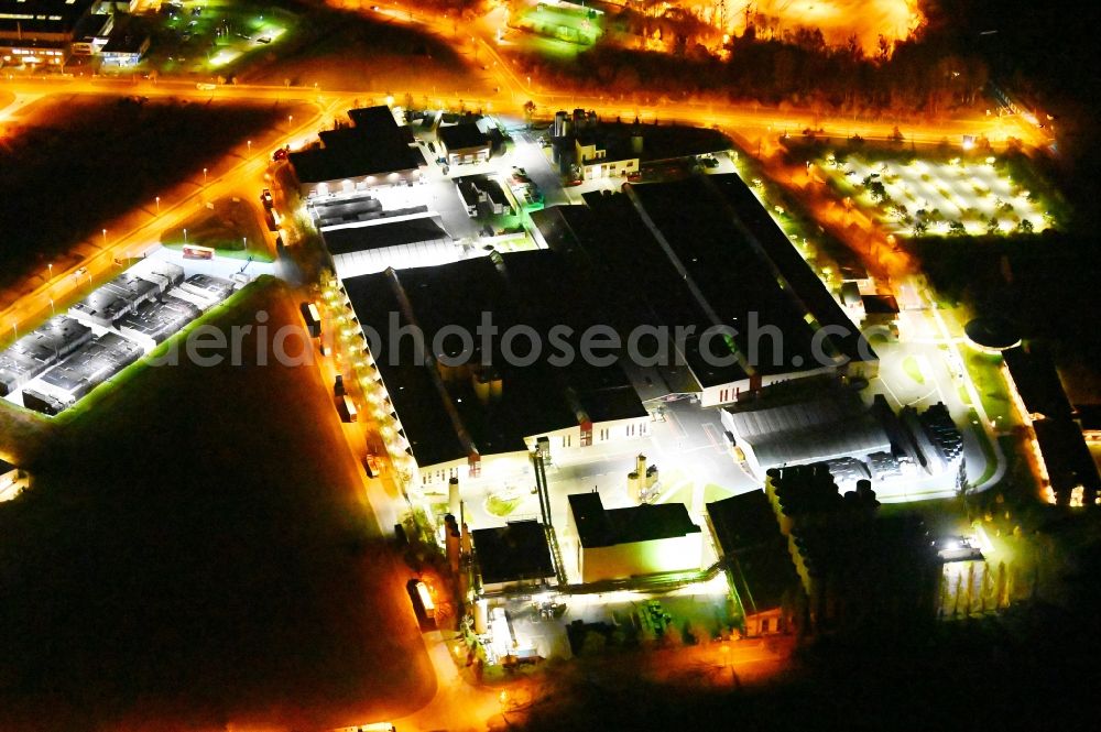 Wernigerode at night from the bird perspective: Night lighting building and production halls on the premises of the brewery Hasseroeder Brauerei GmbH on Auerhahnring in Wernigerode in the state Saxony-Anhalt, Germany