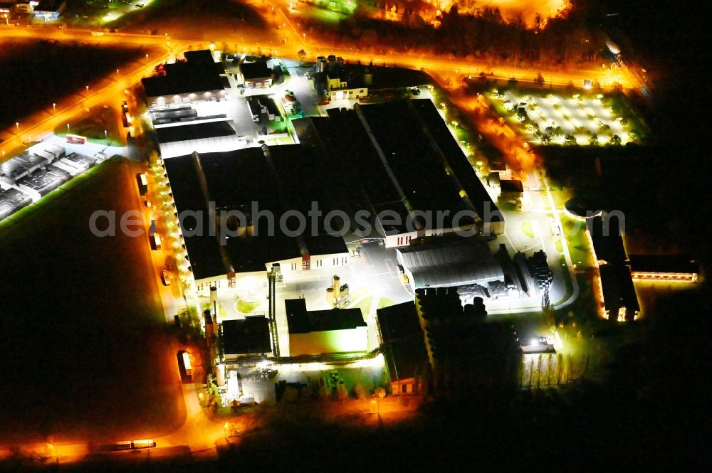Aerial photograph at night Wernigerode - Night lighting building and production halls on the premises of the brewery Hasseroeder Brauerei GmbH on Auerhahnring in Wernigerode in the state Saxony-Anhalt, Germany