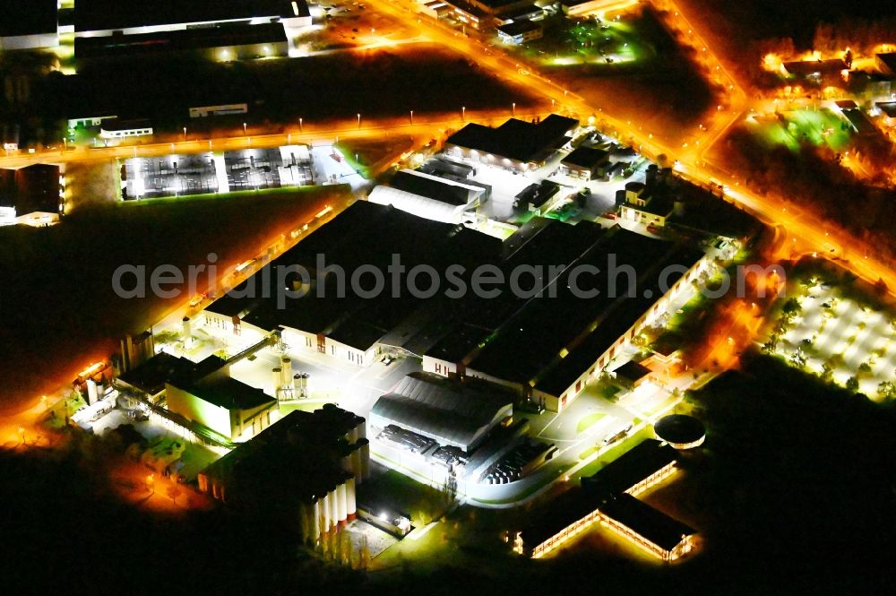 Aerial image at night Wernigerode - Night lighting building and production halls on the premises of the brewery Hasseroeder Brauerei GmbH on Auerhahnring in Wernigerode in the state Saxony-Anhalt, Germany