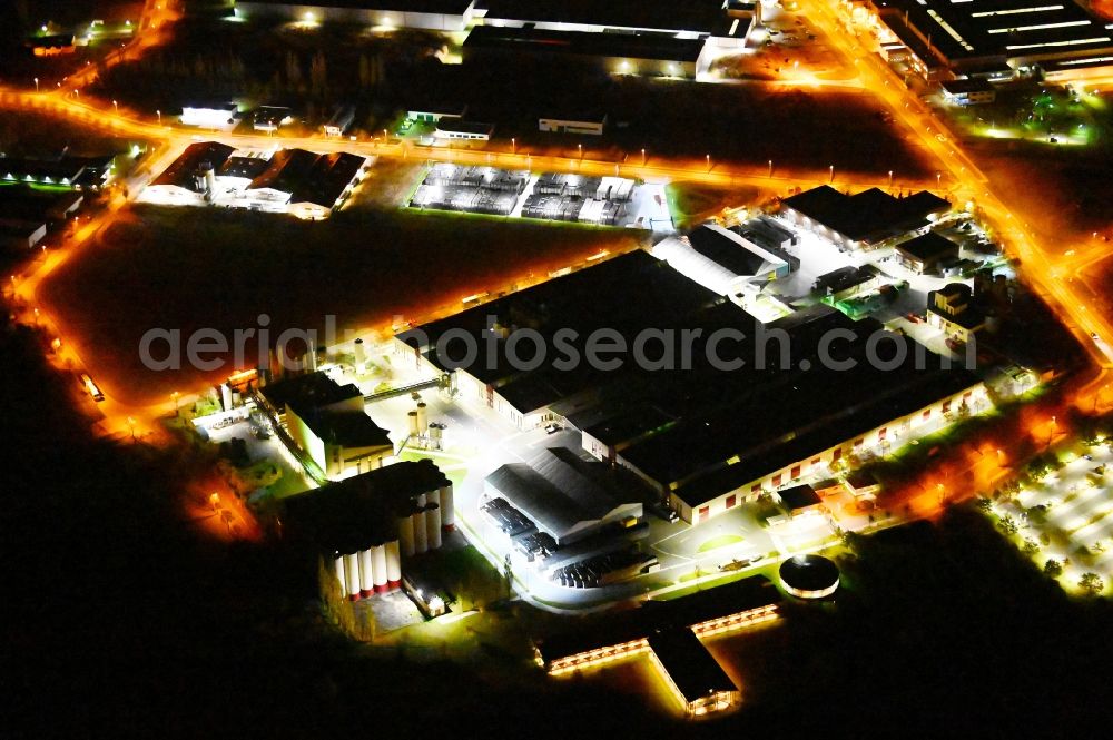 Wernigerode at night from above - Night lighting building and production halls on the premises of the brewery Hasseroeder Brauerei GmbH on Auerhahnring in Wernigerode in the state Saxony-Anhalt, Germany