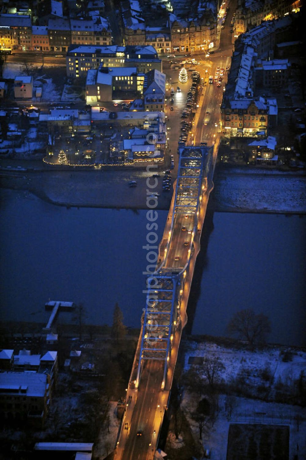 Aerial image at night Dresden - Nachtaufnahme der Brücke Blaues Wunder (eigentlich Löschwitzer Brücke) über die winterliche Elbe. Die Stahlwerkkonstruktion wurde von 1891 - 1893 erbaut und hat eine Länge von 260 m. Night shot of the bridge Blue Wonder across the Elbe River.