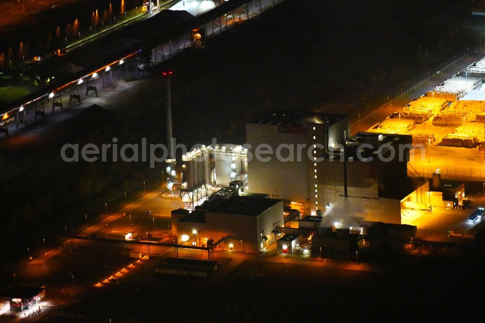 Aerial photograph at night Eisenhüttenstadt - Night lighting Power station plants of the combined heat and power station - regional heat of Propower GmbH on Oderlandstrasse in Eisenhuettenstadt in the state Brandenburg, Germany