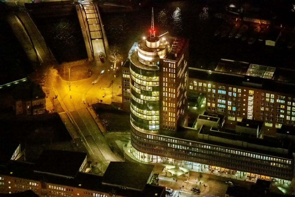 Aerial photograph at night Hamburg - Night lighting night lighting Office building - Ensemble Columbus Haus - Hanseatic Trade Center Tower Am Sandtorkai in Hamburg, Germany
