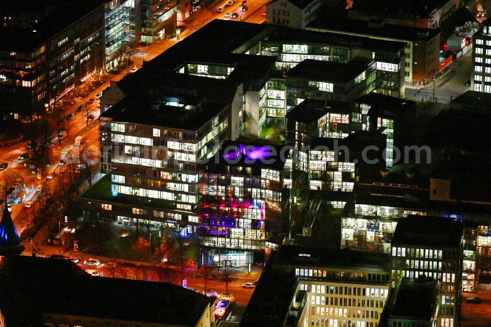 Aerial photograph at night München - Night lighting office building - Ensemble Nymphenburger Hoefe on street Nymphenburger Strasse - Seidelstrasse - Stiglmaierplatz in the district Maxvorstadt in Munich in the state Bavaria, Germany