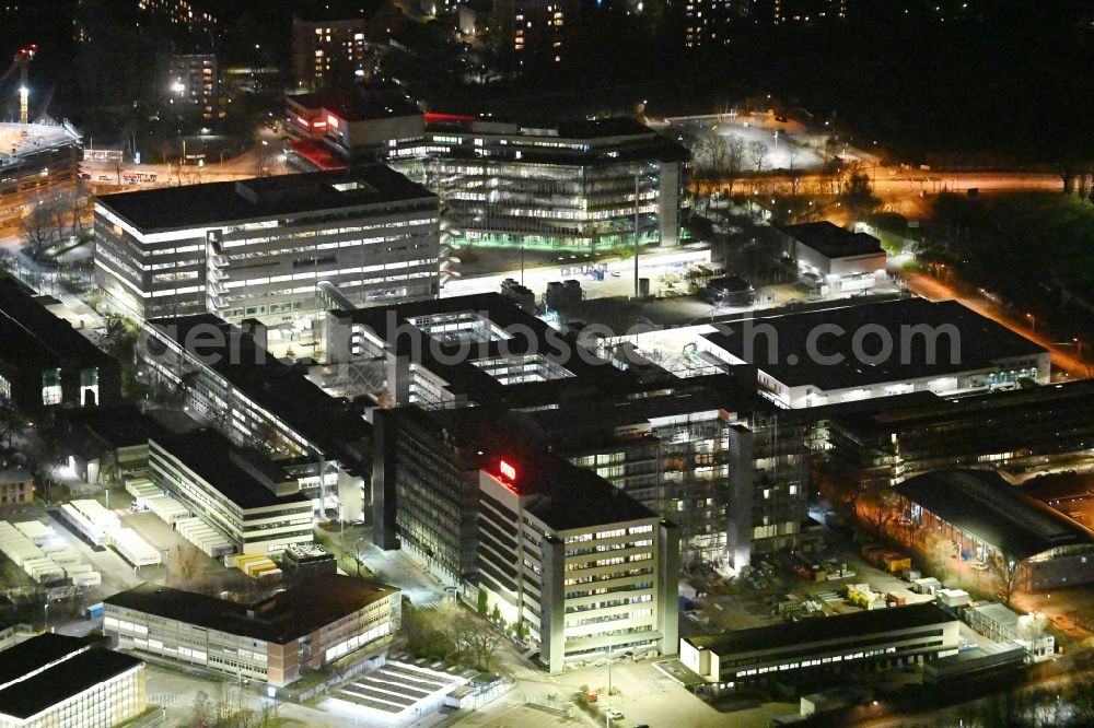 Hamburg at night from the bird perspective: Night lighting office building - Ensemble and structure of OTTO Warenverteilcenter GmbH on Werner-Otto-Strasse in Hamburg, Germany