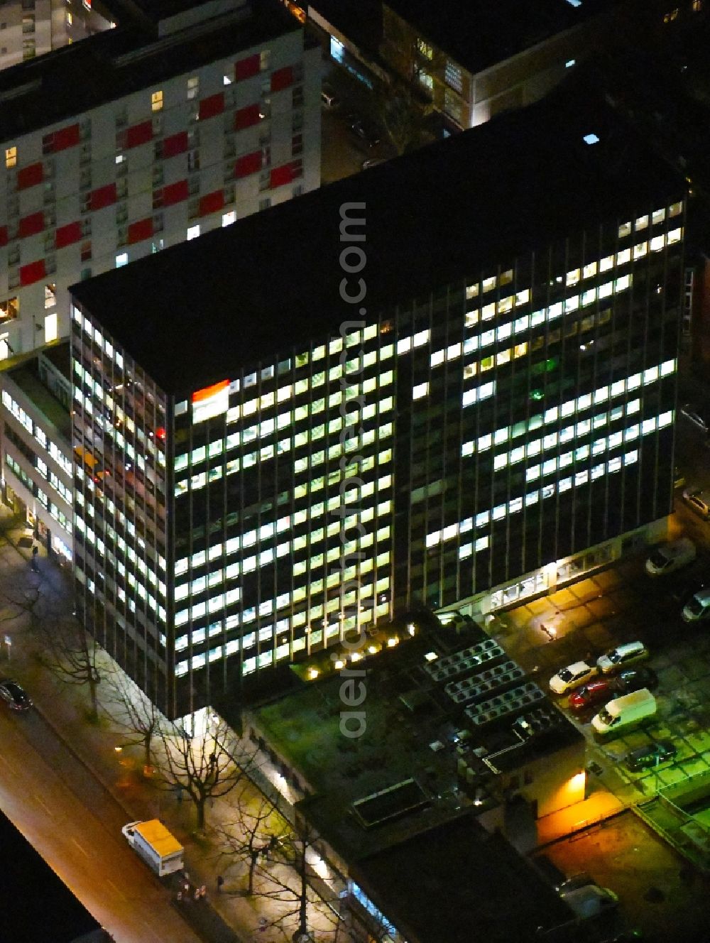 Aerial image at night Hamburg - Night lighting office and corporate management high-rise building on Steindamm in the district Sankt Georg in Hamburg, Germany