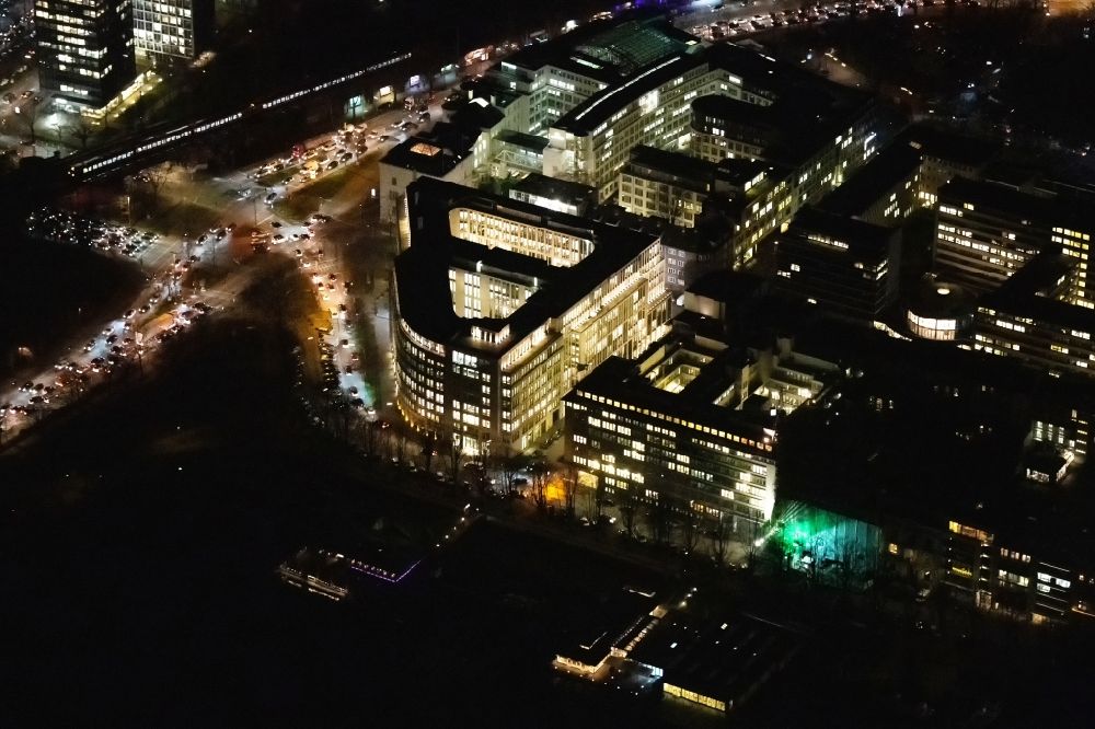 Aerial photograph at night Hamburg - Night lighting office and business building complex Alsterufer 1-3 in the city center of Hamburg. The premises include offices, shops and restaurants