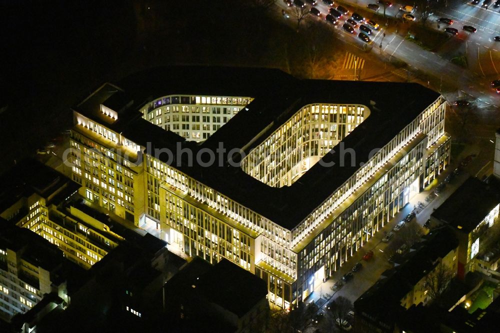 Hamburg at night from the bird perspective: Night lighting office building Alsterufer Eins (bis 3) in the district Rotherbaum in Hamburg, Germany
