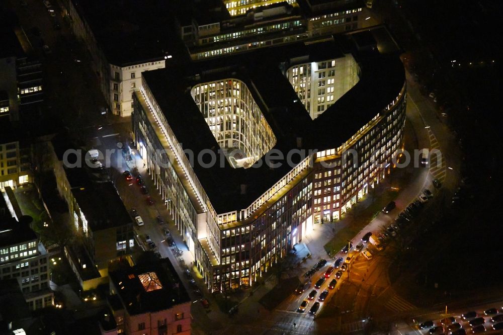 Aerial image at night Hamburg - Night lighting office building Alsterufer Eins (bis 3) in the district Rotherbaum in Hamburg, Germany