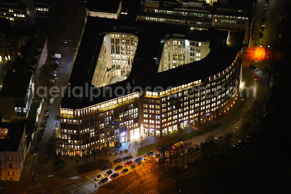 Hamburg at night from the bird perspective: Night lighting office building Alsterufer Eins (bis 3) in the district Rotherbaum in Hamburg, Germany