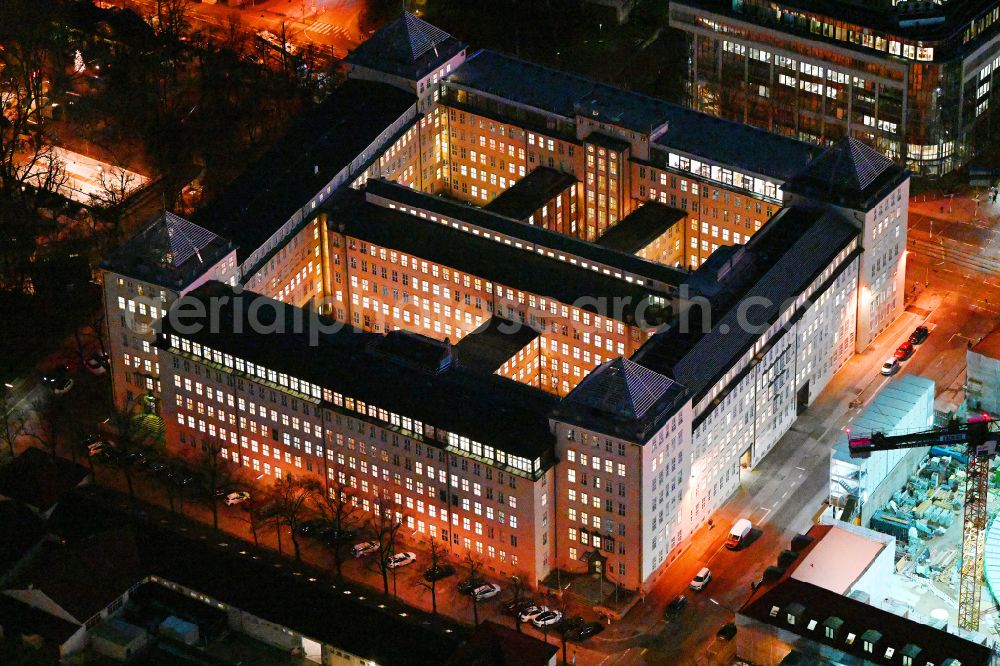 Aerial photograph at night München - Night lighting office building of Art Deco Palais on Arnulfstrasse in the district Maxvorstadt in Munich in the state Bavaria, Germany