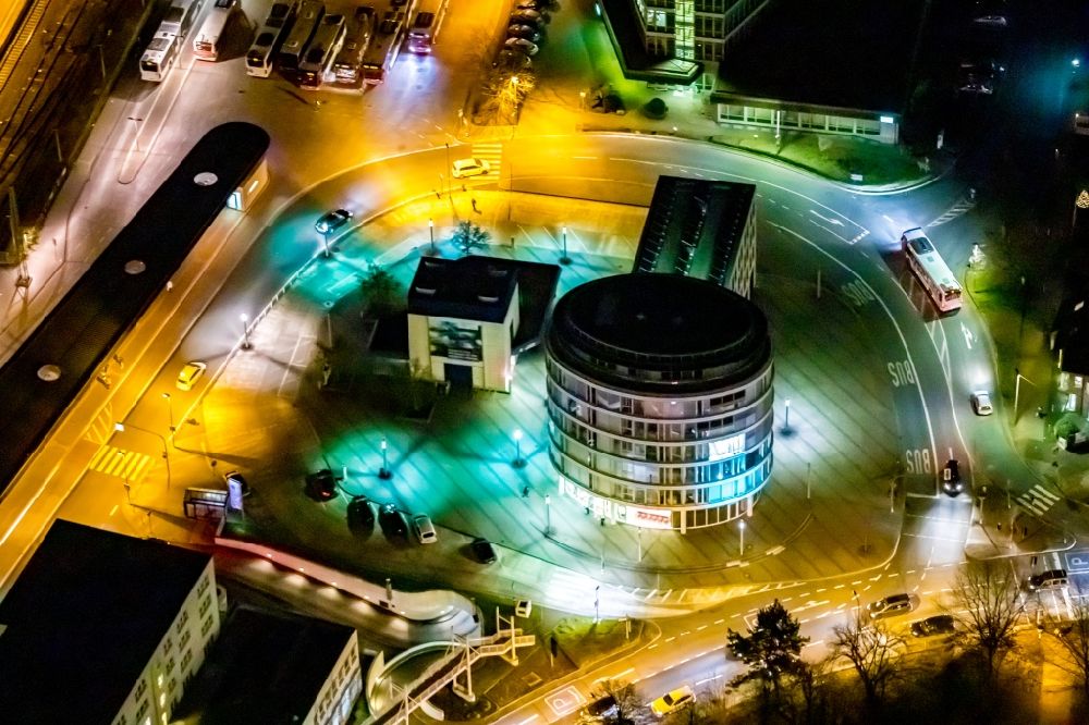 Unna at night from the bird perspective: Night lighting office building Jobcenter Kreis Unna on Bahnhofstrasse in Unna in the state North Rhine-Westphalia, Germany
