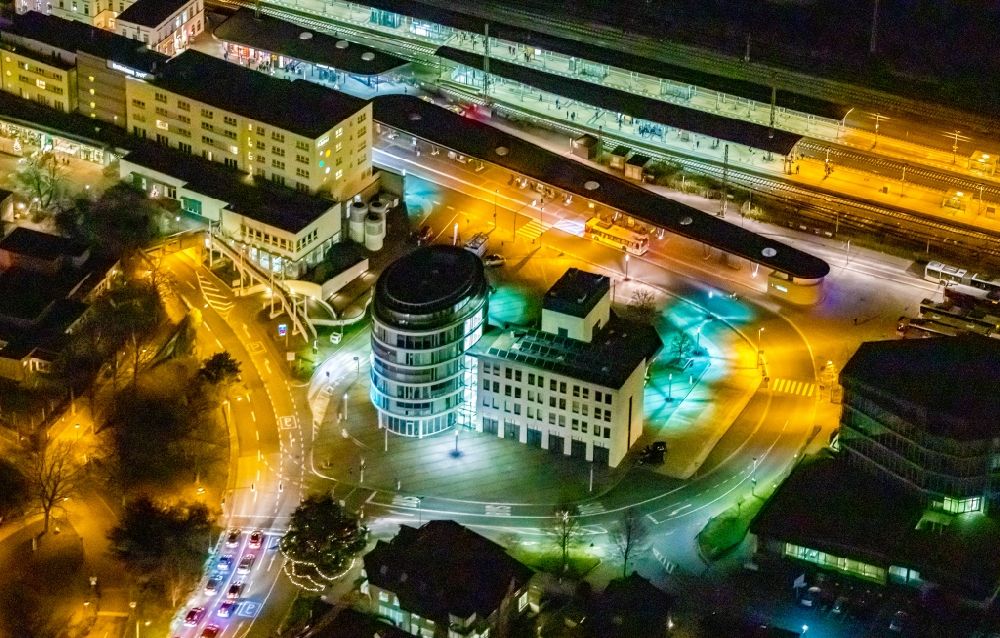 Aerial photograph at night Unna - Night lighting office building Jobcenter Kreis Unna on Bahnhofstrasse in Unna in the state North Rhine-Westphalia, Germany