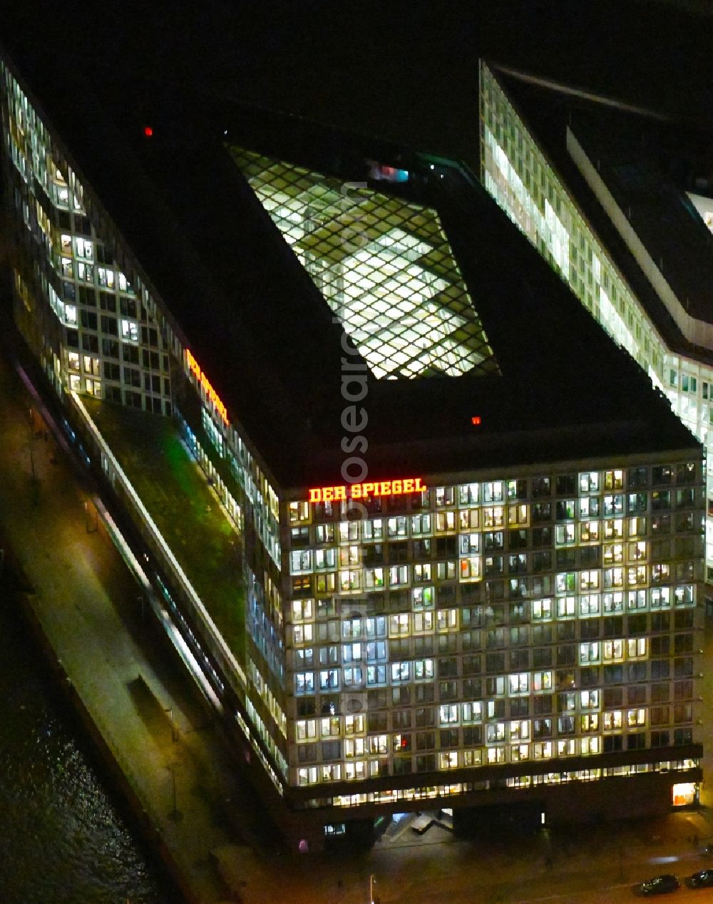 Hamburg at night from the bird perspective: Night lighting office building of the administrative house and business house the SPIEGEL publishing company Rudolf Augstein GmbH and Co. KG and the manager magazine Publishing company society mbh in Hamburg, Germany
