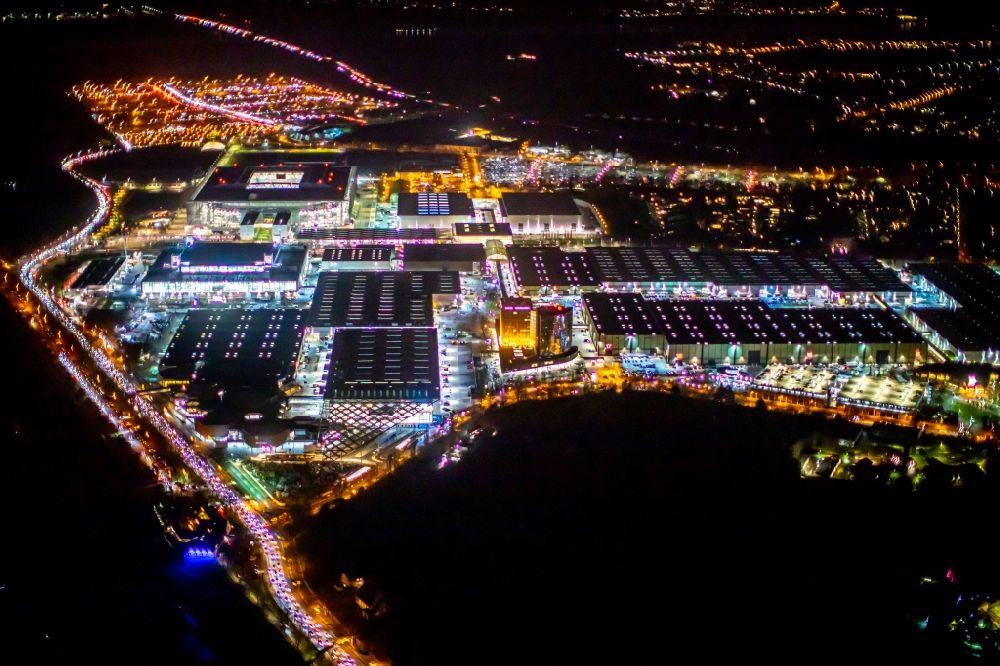 Aerial photograph at night Düsseldorf - Night lighting exhibition grounds and exhibition halls of the Messe Duesseldorf in the district Stockum in Duesseldorf in the state North Rhine-Westphalia, Germany