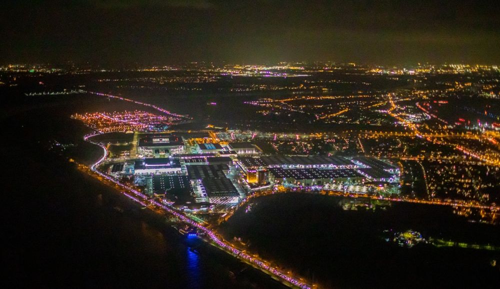 Aerial image at night Düsseldorf - Night lighting exhibition grounds and exhibition halls of the Messe Duesseldorf in the district Stockum in Duesseldorf in the state North Rhine-Westphalia, Germany