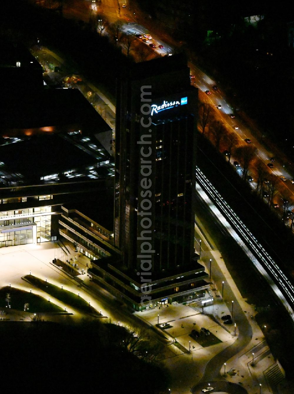 Aerial photograph at night Hamburg - Night lighting congress Center ( CCH ) on High-rise building of the hotel complex Radisson Blu on Marseiller Strasse in Hamburg, Germany