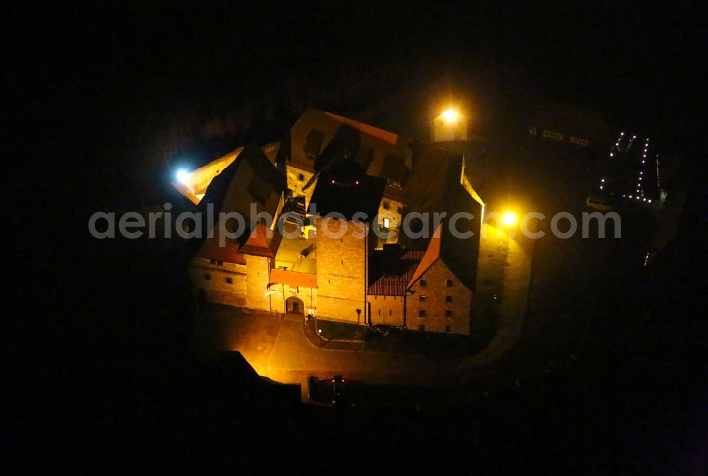 Aerial photograph at night Wachsenburggemeinde - Night lighting Castle of the fortress Wachsenburg in Amt Wachsenburg in the state Thuringia