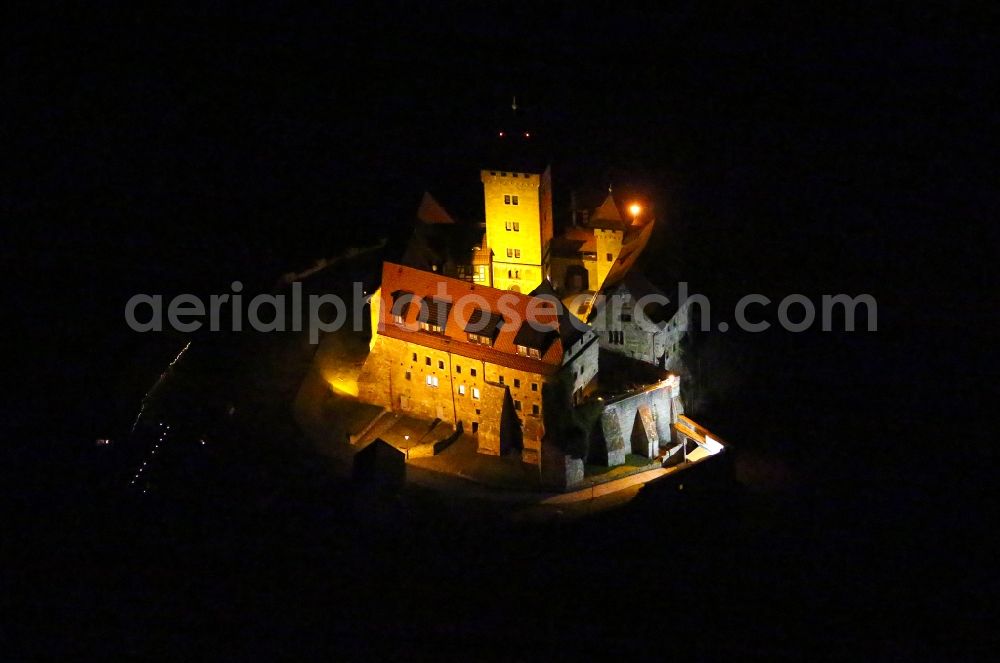 Aerial image at night Wachsenburggemeinde - Night lighting Castle of the fortress Wachsenburg in Amt Wachsenburg in the state Thuringia