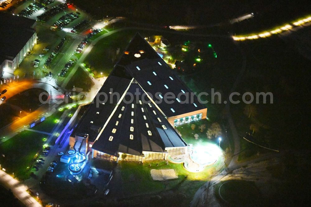 Aerial photograph at night Wolfsburg - Night lighting Spa and swimming pools at the swimming pool of the leisure facility BadeLand on Allerpark in Wolfsburg in the state Lower Saxony, Germany