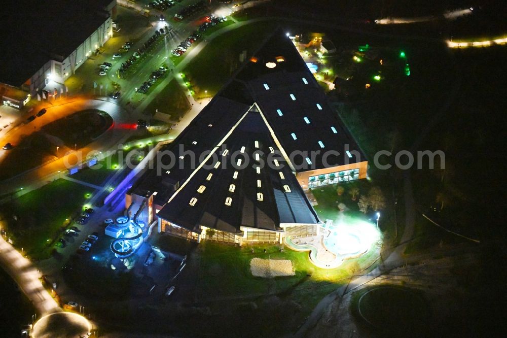 Aerial image at night Wolfsburg - Night lighting Spa and swimming pools at the swimming pool of the leisure facility BadeLand on Allerpark in Wolfsburg in the state Lower Saxony, Germany