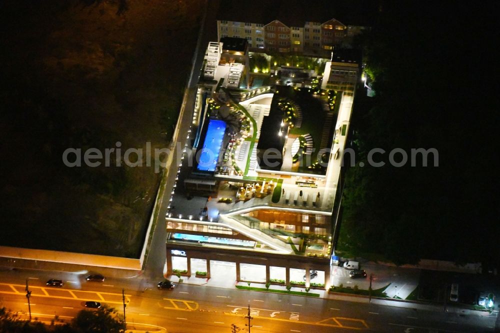 Edgewater at night from the bird perspective: Night lighting Spa and swimming pools at the swimming pool of the leisure facility SoJo Spa Club on River Road in Edgewater in New Jersey, United States of America