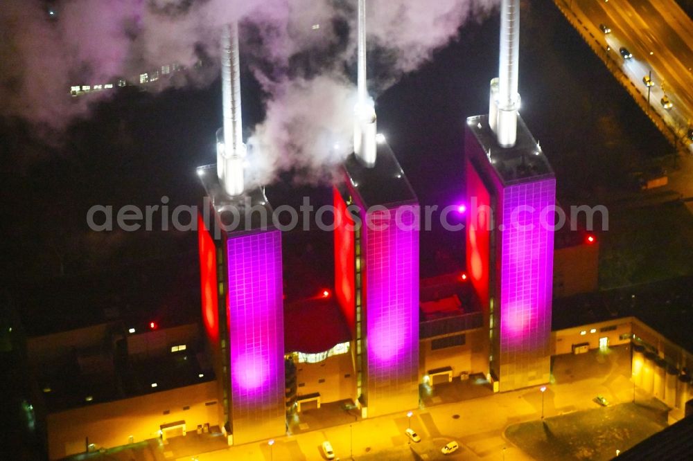 Aerial image at night Hannover - Night lighting Power station plants of the combined heat and power station - regional heat Heizkraftwerk Linden on Spinnereistrasse in Hannover in the state Lower Saxony, Germany