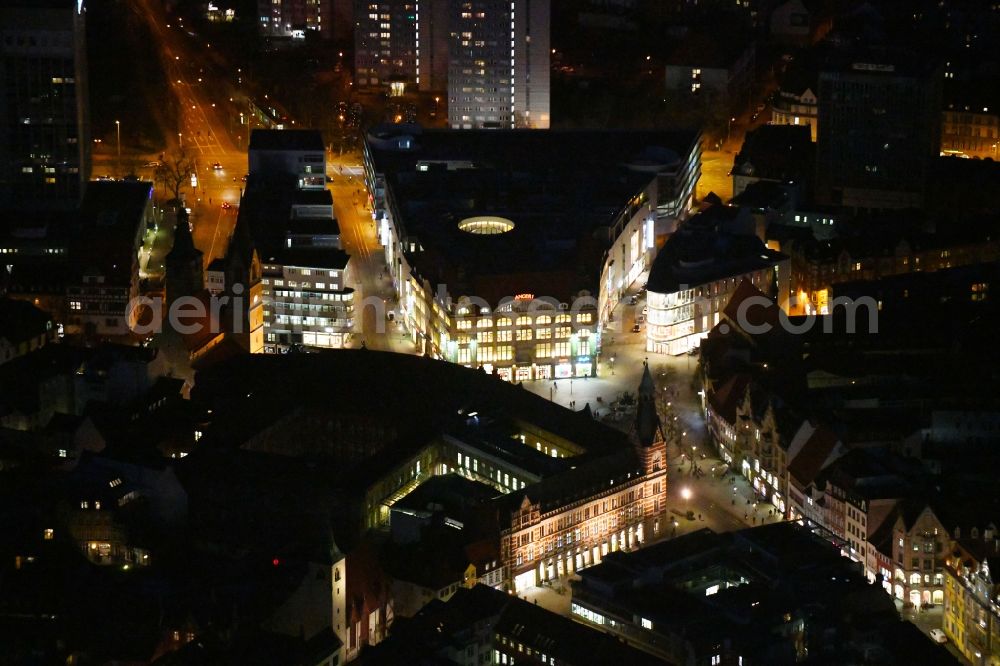 Aerial image at night Erfurt - Night lighting Shopping mall Anger 1 to see the ECE in Erfurt in Thuringia. At the old department store to a new building connects with parking garage